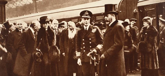 El Rey Eduardo VIII partiendo hacia Australia, despidiéndose de su madre y padre en Victoria, 1920